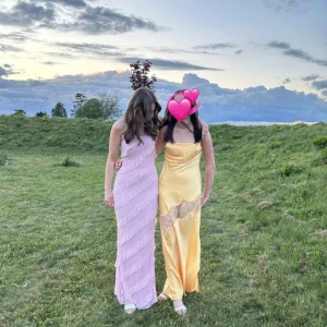 BALKLÄNNING - INTRESSEKOLL DEN ROSA - lägger ut en intressekoll då jag har haft balen i 9:an och tänker att det är dags att sälja vidare. Nyskick då den har används 1 gång. Fint paljettmöster med volanger. Hör av er vid frågor och intresse!💘💘💘