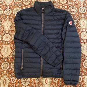 Colmar jacka  - Hej! Säljer nu min jacka från märket Colmar, storlek 50/L, använt skick modellen är 184cm och väger 70kg . Tveka inte på att höra av dig om du har frågor eller funderingar kring jackan!