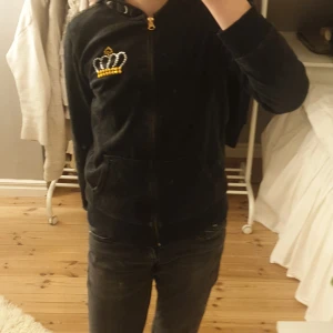 Svart hoodie med kronbroderi - Säljer en svart hoodie med dragkedja och ett kronbroderi på bröstet. Den är för liten för mig och därför säljer jag💞💞