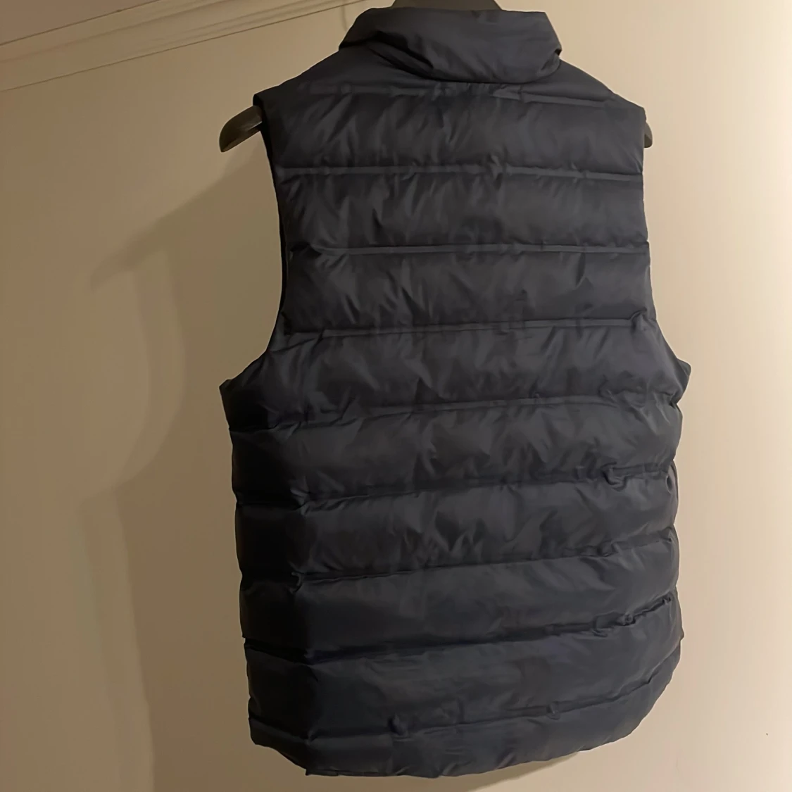 Svart dunväst från H&M - 1