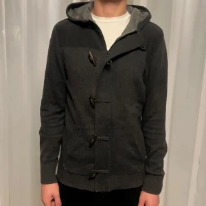 Stickad vintage cardigan/kofta - Riktigt fet vintage kofta som passar till det mesta. De är i fint skick,storlek L men passar M. Zip och sjukt snygga knappar. Går inte att få tag i länge. Skriv vid minsta intresse😀