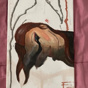 Abstrakt målning på duk - En unik abstrakt målning på duk med en kombination av jordnära färger och mörka nyanser. Tårarna i bakgrunden symboliserar sorg/förlust vilket ger en djupare mening till verket.