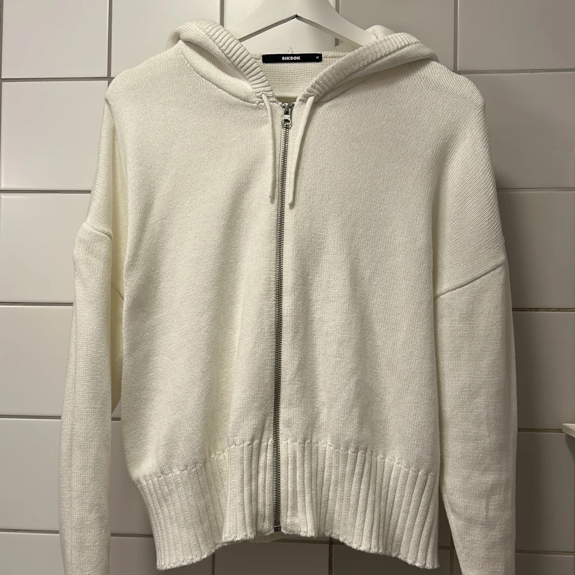 Vit stickad hoodie - 2