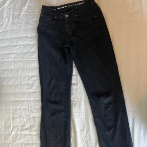 Lågmidjade Svarta jeans från Never denim - Snygga lågmidjade raka svarta jeans, köpta på Bikbok, märke Never Denim! Strl 26/34! Sitter perfekt på mig som är 173:) 