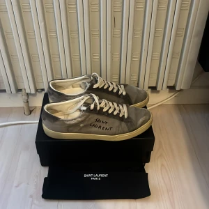 Saint Laurent skor - Tja, säljer nu dessa sjukt feta saint Laurent skorna! Sjukt rare och galet snygga, har alla tillbehör som box och dust bag! Skorna har lite defekter som att de har släppt lite på vissa ställen men inget man märker av, går även att limma eller fixa hos en skomakare! Därav priset. Dessa skor är sjukt svåra att få tag på! Skriv om ni är intresserade eller har andra frågor! 🔥