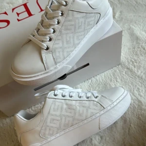 Guess skor strl 38 - Helt nya