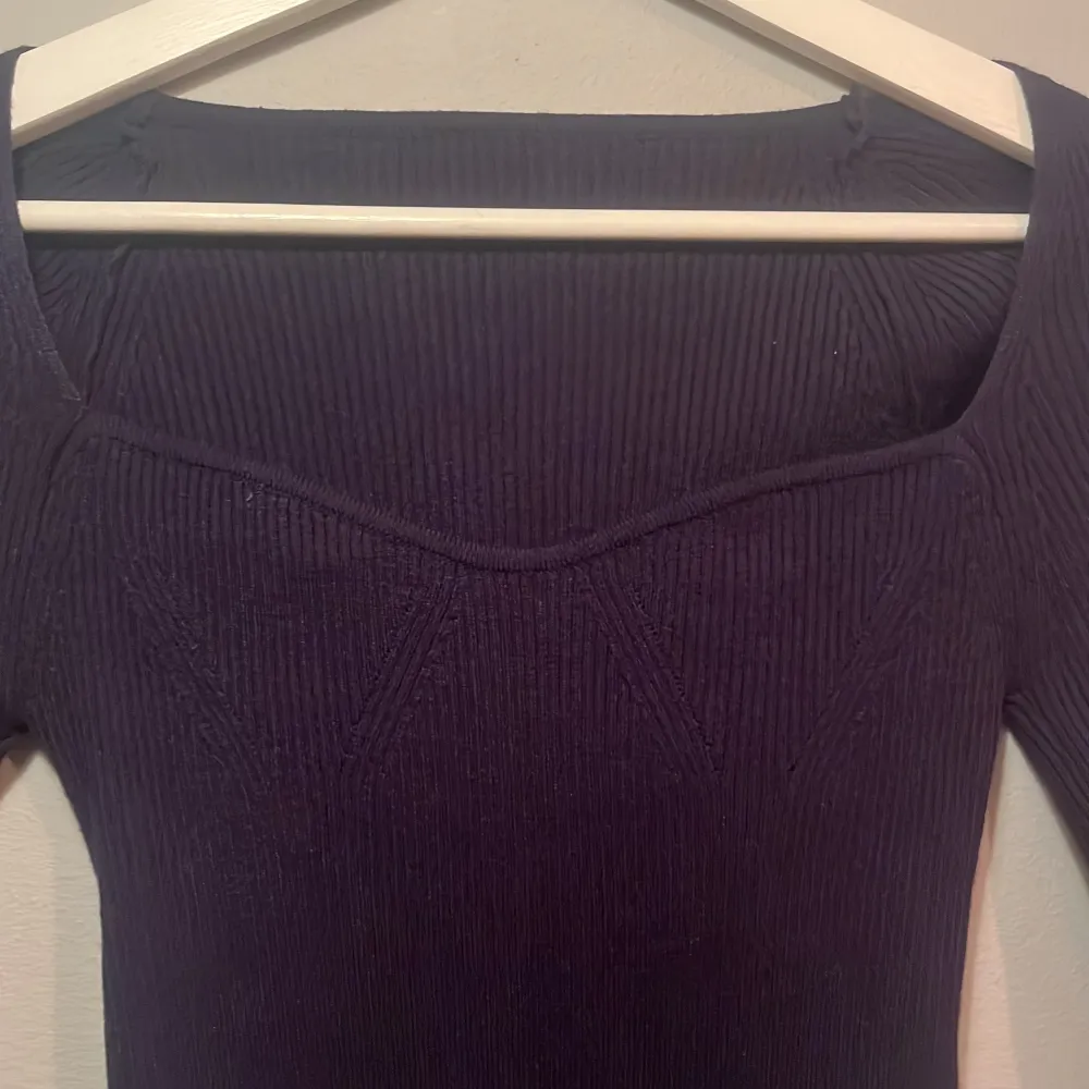 Snygg marin blå ribbad tröja med långärmad design. Perfekt för en stilren look, med en smickrande passform och enkel stil. Passar bra till både jeans och kjol.. Neuletakit & Villapaidat.