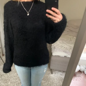 Svart stickad mohair tröja - Säljer denna svarta mohair tröja från Gina Tricot. Har du någon fråga är det bara att höra av dig🫶🏻