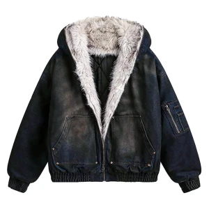 HELT OANVÄND fur denim jacka - Helt oanvänd då den ej passar mig skick 10/10. köpt + frakt som var totalt 1400 därför får du den billigare från mig. Jätteskönt fur inuti och snygg washed denim. märket är The Supermade. Den är svart/mörkblå. Storleken är L men skulle säga att den passar storlek M bättre.