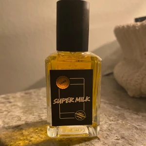 Super Milk Parfym från Lush - Limited editionEn läcker parfym med en oemotståndlig blandning av godis- och kokosdofter, kompletterad med noter av mandel och citronkakor. Denna populära doft är inspirerad av en prisvinnande balsamspray med samma namn. Perfekt för den som älskar söta och unika dofter.