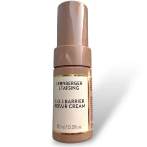 Ny! S.O.S Barrier Repair Cream från Lernberger Stafsing - Helt ny! S.O.S Barrier Repair Cream från Lernberger Stafsing är en multifunktionell kräm i en smidig 10 ml flaska. Perfekt för att stärka och reparera hudens barriär. Den är dermatologiskt testad och vegansk, vilket gör den skonsam för huden.