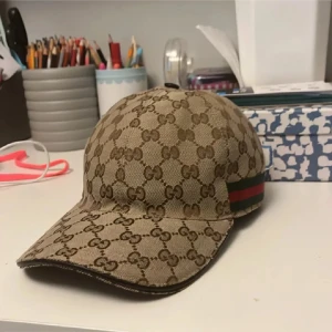 Gucci keps - Säljer min Gucci keps. Den är i mycket bra skick och det finns kvitto till kepsen. 