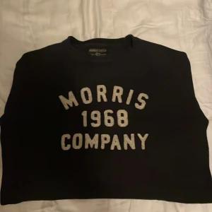 Morris sweatshirt - En modern och varm sweatshirt från märket morris. Tröjan är i bra skick och har en en stickad textur.