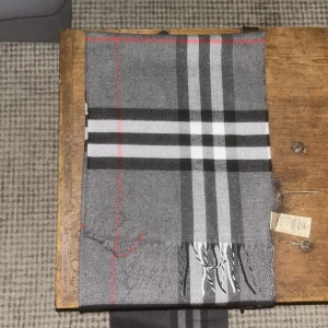 Burberry halsduk  - ❗️vne om den e riktig eller en replika❗️             Bra skick, pris kan diskuteras vid snabb affär 