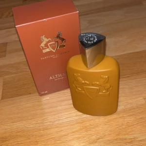 Parfym Parfums de Marly Althaïr - Säljer en exklusiv parfym från Parfums de Marly, Althaïr 125ml, ca 120ml kvar. Perfekt för den som söker en lyxig söt doftupplevelse. Funkar även för kvinnor men mer åt de manskliga sidan. (Priset kan diskuteras).