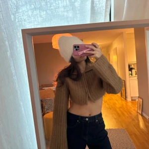 Brun croppad kofta - så snygg brun croppad kofta med långa ärmar. från other stories, stl s! snygg som kofta och bolero😍😍älskar kragen🙋🏽‍♀️