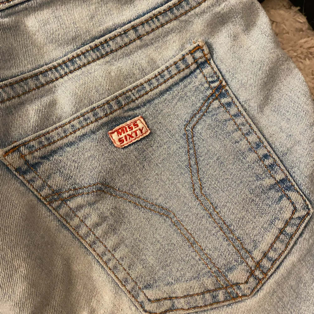 Snygga ljusblå jeans från Miss Sixty med bootcut-stil. Köpta på plick men säljer pågrund av att dom var förstora💕 (Första bilden är lånad från hon jag köpte jeansen av här på plick) Pris kan diskuteras, kom gärna med prisförslag.. Farkut & Housut.