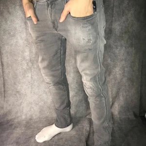 Replay anbass slim jeans med slitningar  - Mycket bra skick. Size 30/32, modell 180 63 kg. Billigare pris vid köp av flera plagg. Följare får 50 kr rabbat