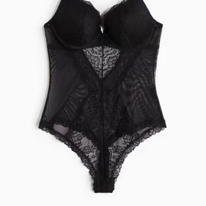 Body hm  - Svart spetsbody, använd 1 gång, strl 75 b 💕