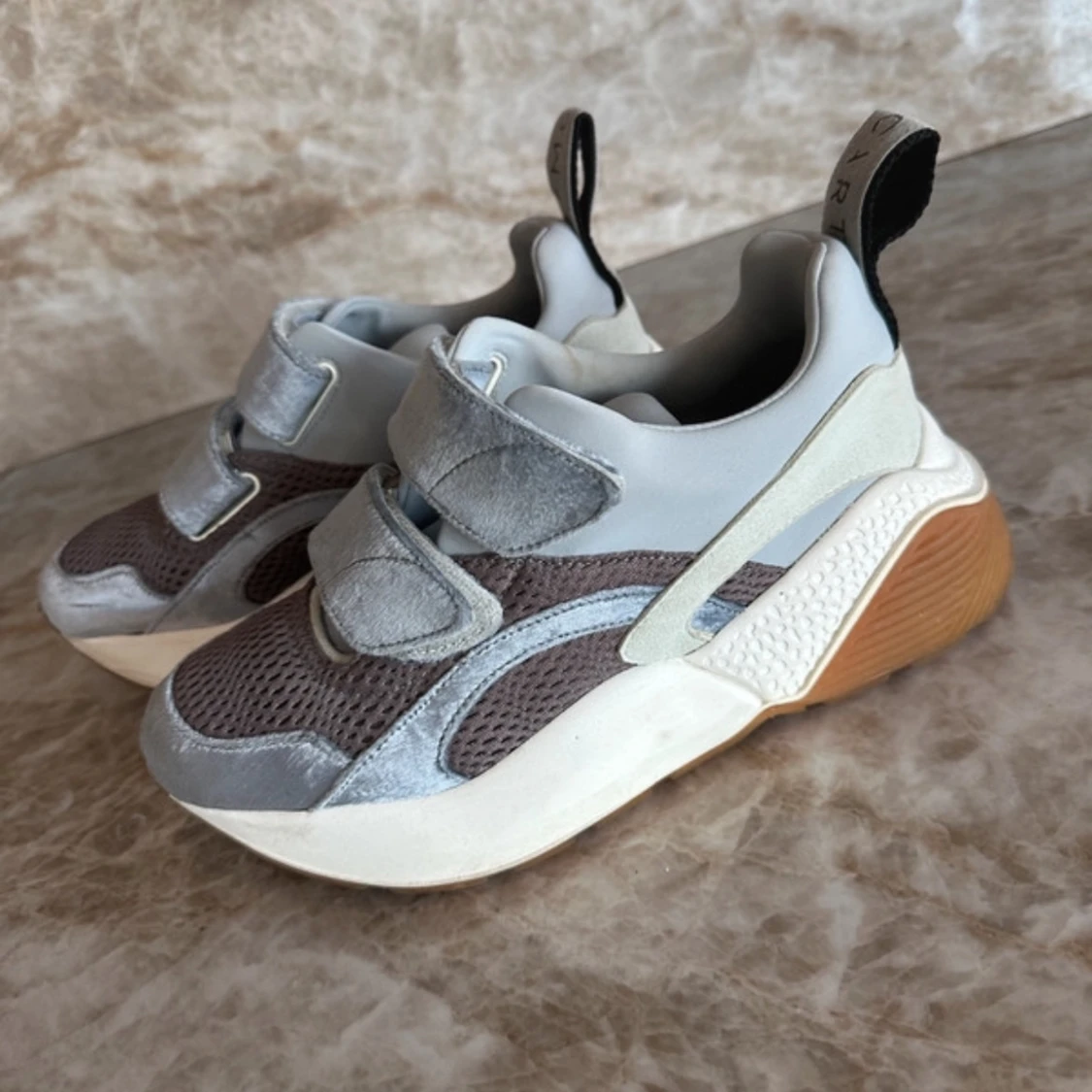 Grå sneakers från Stella McCartney