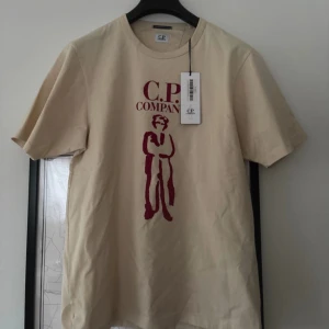 CP Company T-shirt  - Helt ny C.P. Company T-shirt med kvitto, tags och prislapp kvar, size S passar M även, nypris 1500 säljer för endast 800