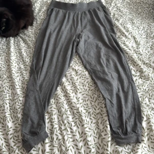 Grå mjukisbyxor från Rainbow - Säljer ett par grå mjukisbyxor från Rainbow. Byxorna har en bekväm passform med elastisk midja och muddar vid bensluten. Perfekta för en avslappnad stil.