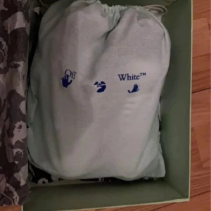 Vita sneakers från Off-White - Snygga vita sneakers från Off-White med grå detaljer och klassisk snörning. Skorna har en stilren design med märkets ikoniska pilar på sidan. Perfekta för en trendig look.