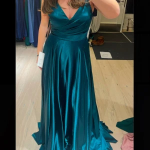 Balklänning - Säljer oanvänd (endast testad) balklänning i färgen Dark Cyon från Ivory Field. Skulle säga att den är ungefär i storlek M och är bra längd på mig som är 163 när jag har klackar. Nypris 3800kr. Pris kan diskuteras. Hör av dig om du har frågor!