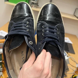 Svarta sneakers från Lanvin Helt nya - Otroligt trändiga Ny pris 8000 säljer för 4500 funkar till alla stilar 9/10 i skicket liten repa i glansen