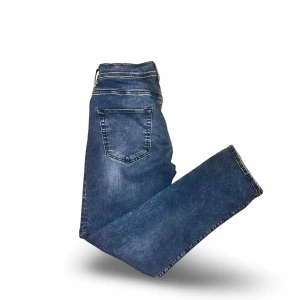 Replay jeans anbass - Eleganta replay jeans i modellen hyperflex anbass. Det är lite av den ljusare blå nyansen och går riktigt bra nu när våren närmar sig. En klassisk femficksmodell med väldigt bra pass form. Kvitto finns med till dessa jeans då dom köptes på NK. Dessa jeans är i storlek 29/30. Då de inte är i så sliten skick snarare i nyskick så ligger priset på 699 men är prut bart. Först till kvarn