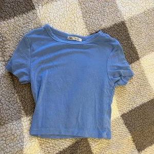 Zara T-shirt, S - En blå kort t-shirt med korta ärmar. T-shirten är i en mjuk och bekväm kvalitet. Storlek S.