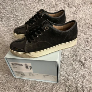 Lanvin - Ett par sköna Lanvins! | De är i fint skick har några tecken på användning t.ex det som syns på tredje bilden och lite häldrag! | Storlek 5 sitter som 41. | Boxen ingår! | Ställ gärna frågor innan du köper!