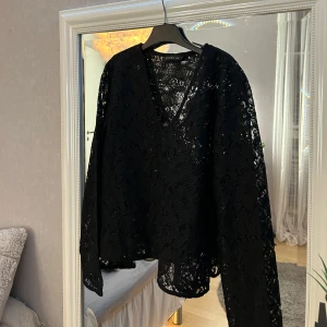 Svart spetsblus  - Fin svart spetsblus från Stockh LM. Aldrig använd, nytt skick. Köpt på MQ