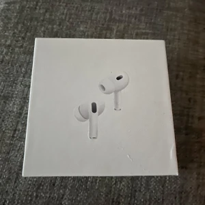 Hörlurar 2 - Helt nya och oanvända Air, pods gen 2, Fungerande ANC och plombering på. Pris kan diskuteras vid snabb affär 