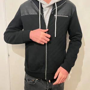  jacka/Cardigan international concepts  - En Skön Jacka/Cardigan från International concepts. Perfekt inför vintern och hösten då den är varm och skön på insidan. Den är i Storlek S och är köpt för 1300kr använd endast 1 vinter.