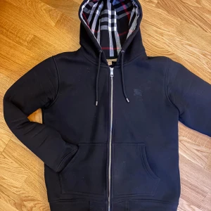Burberry zip  - Zip hoodie från burberry i bra skick. 