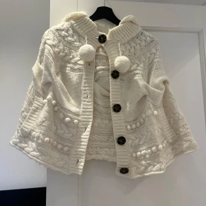 Poncho - Så fin stickad poncho/bolero till vintern🤍