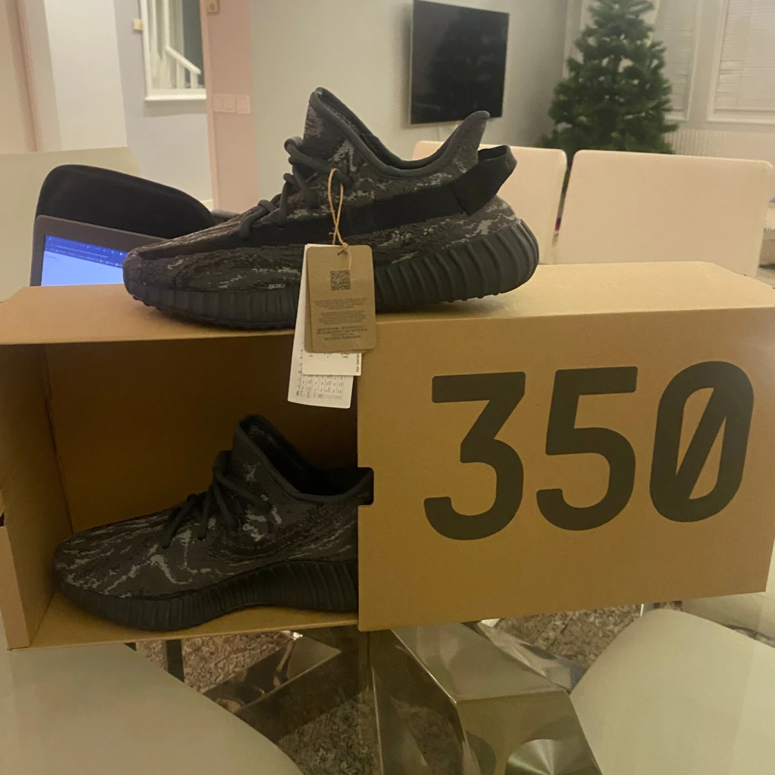 Svarta Adidas Yeezy 350 sneakers storlek 40