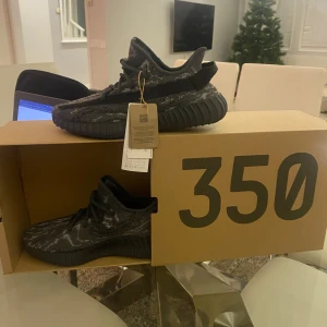 Svarta Adidas Yeezy 350 sneakers storlek 40 - Helt nya aldrig använda allt fins med låda köpa från adidas confirmed fraktar ochså