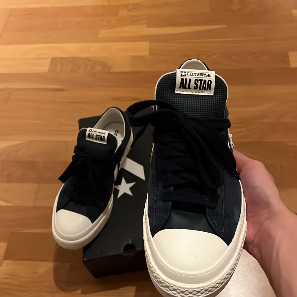Sprillans nya All Stars i storlek 42,5. Dem är endast använda en gång vilket inte ens syns, Enligt mig är Storlekenn true size😄 Dem är slutsålda nästan överallt i denna färg, superfräscha skor! Ge dig själv nått fint i julklapp🎁🎁 Pris är självklart diskuterbart!. Kengät.
