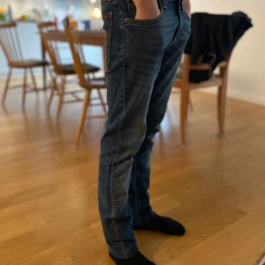 Nudie jeans  - Säljer dessa riktigt feta slim jeans från Nudie. Jeansen är i nyskick och har inte ett enda tecken på användning. Storleken på jeansen är W27/L32. Hör av er vid funderingar!👍