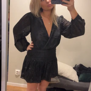 Maje liknande klänning - Maje liknande svart/skimrig  klänning aldrig använd endast testad super fin till nyår