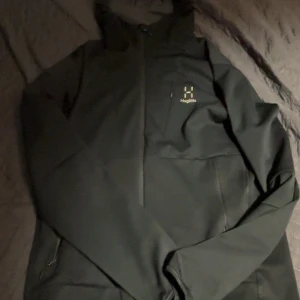 Svart jacka från Haglöfs - Säljer en svart jacka från Haglöfs i mycket bra skick. Den har en dragkedja framtill och är långärmad. Perfekt för höst och vår med sin stilrena design och funktionella detaljer. Nypris: 2000.- ‼️‼️