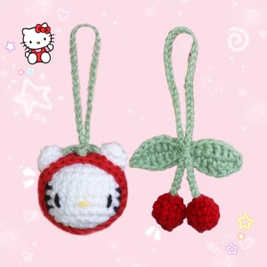 Hello Kitty Röd Cherry Charm 🍒🌸✨ - Supersöt virkad Hello Kitty med röd luva tillsammans med körsbär. Passar perfekt att hängas som dekoration på din väska! 💌 Frakt 22kr via swish eller använd KÖP NU 💛 Postas inom 5 dagar efter betalning ☺️