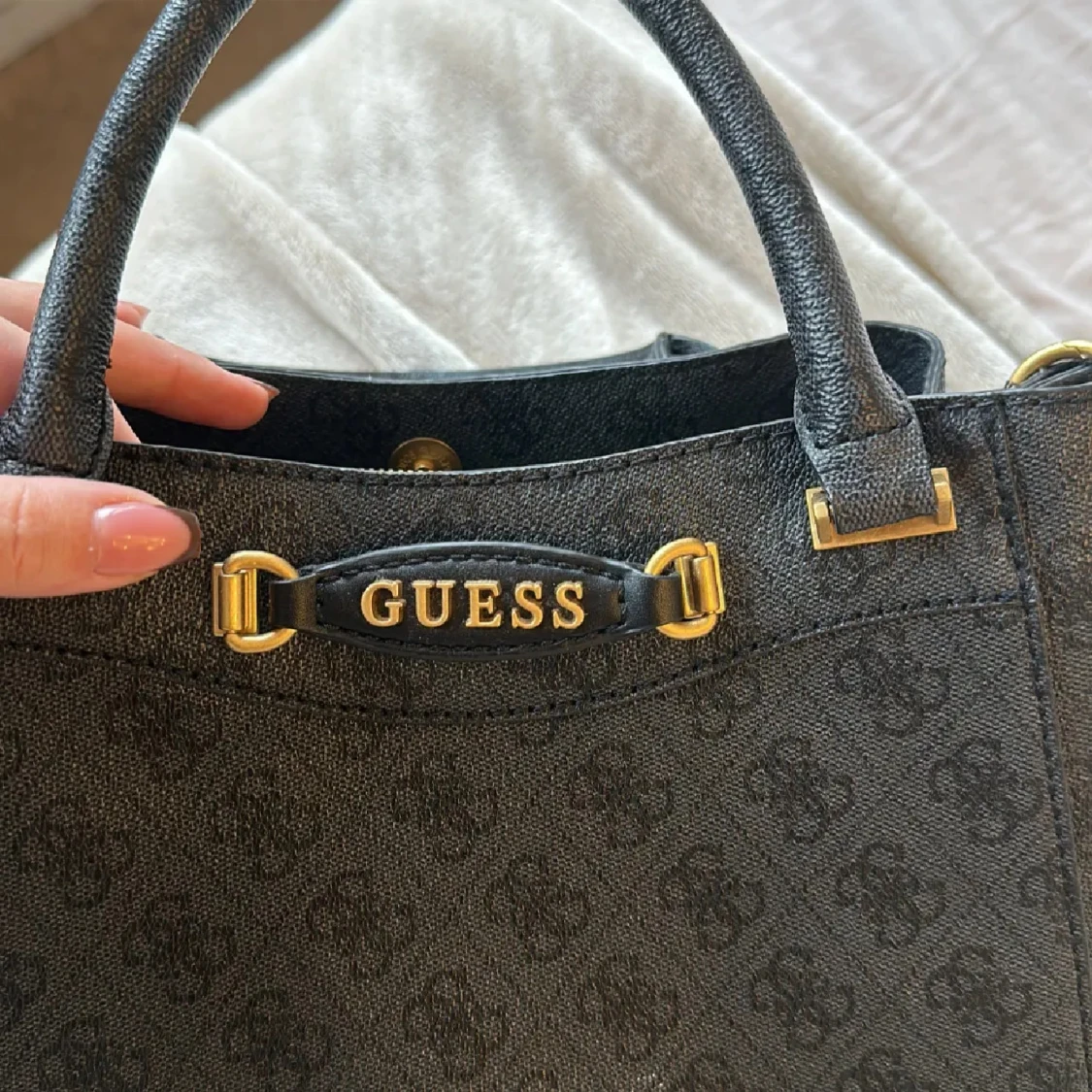 Handväska från GUESS (köpt på Zalando) - 93