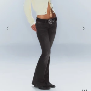 Lågmidjade weekday jeans - Säljer dessa helt nya slutsålda Lågmidjade jeansen från weekday. Tyvärr passade dem inte mig. Aldrig använda men glömde tyvärr att skicka tillbaka i tid❤️