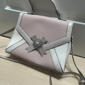 Handväska  - Säljer denna fina handväska från Aldo då av att den aldrig kommit till användning. Pris kan diskuteras😊😊 