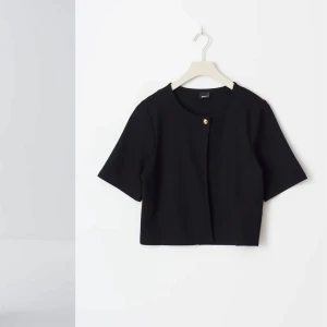 One button topp - Super fin kofta/topp med en knapp längst upp från Gina Tricot som aldrig är använd!