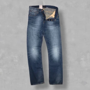 Nudie jeans - Snygga blå jeansbyxor från nudie med knappgylf. Perfekta för en avslappnad stil med en lätt tvättad look. Helt  nya med tags på!🤩