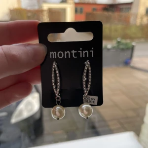 Örhängen med pärlor från ur&Penn  - Eleganta örhängen från ur&Penn med gnistrande stenar och hängande pärlor. Perfekta för att ge en touch av glamour till din outfit.